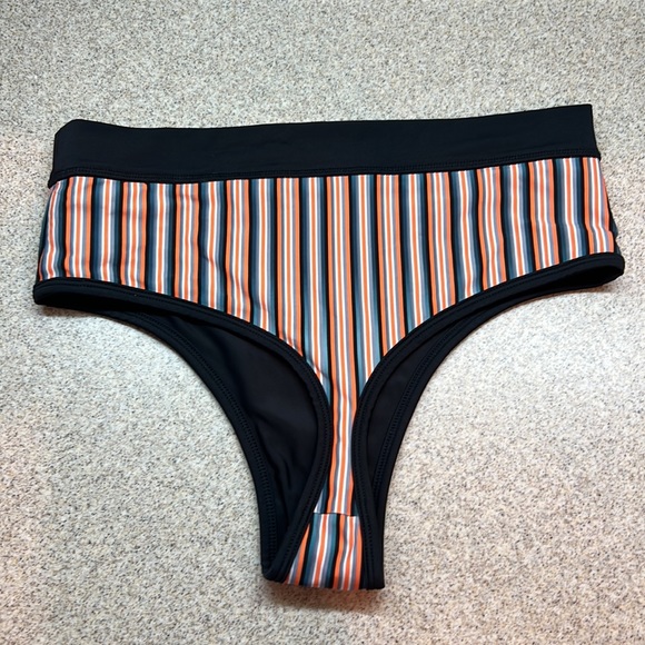 Reversible two piece bathing suit Fae Swim Bikini multicolored stripe & Black - Picture 6 of 14